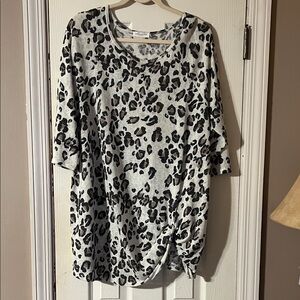 Chic Soul Gray Leopard Top
